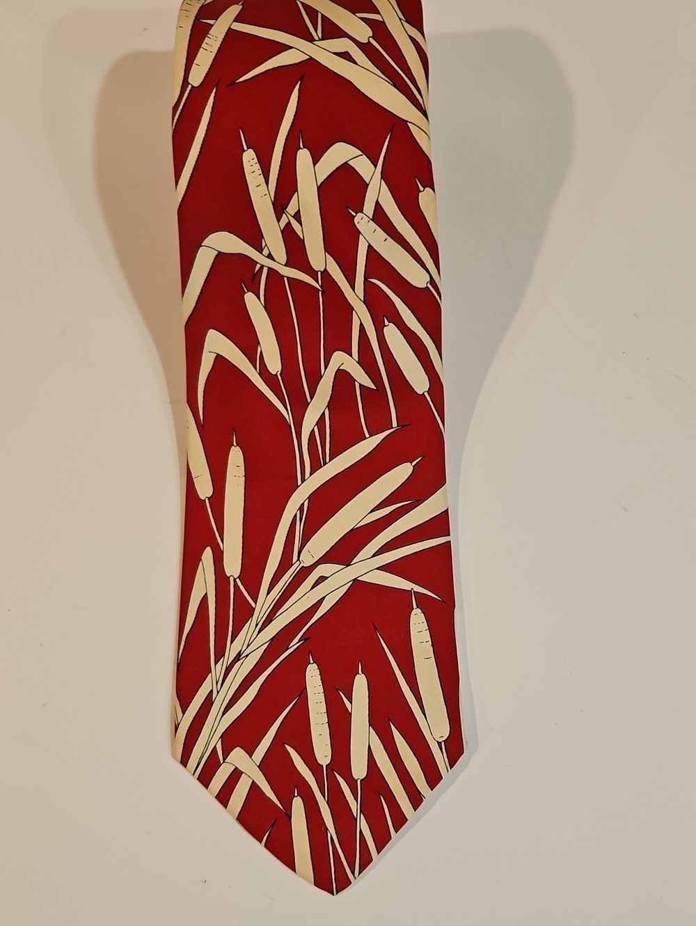 POLO RALPH LAUREN 100% SILK TIE, RED WITH WHITE CATTAILS,